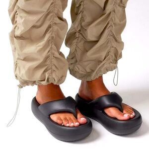 Jeffrey Campbell Chillaxin platform flip flop sandals in size 9 (EU 39).